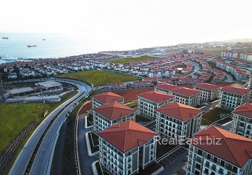 Luxury Apartment in Istanbul with Stunning Sea ViewsDiscover an exceptional opportunity to own a luxurious apartment in one of Istanbul's most vibrant districts. This spacious 209 m² residence features a unique 3-bedroom layout, ideal for families or those seeking extra space. Located just a stone’s throw from the breathtaking Bosphorus coastline, this property grants easy access to both the city center and the airport, making it perfect for urban living. 
Роскошная квартира в Стамбуле с великолепным видом на мореОткройте для себя уникальную возможность приобрести роскошную квартиру в одном из самых оживленных районов Стамбула. Эта просторная квартира площадью 209 м² имеет уникальную планировку с 3 спальнями, идеально подходящую для семей или тех, кто ищет дополнительное пространство. Расположенная всего в нескольких шагах от живописного побережья Босфора, эта недвижимость предоставляет лёгкий доступ как к центру города, так и к аэропорту, что делает её идеальной для городской жизни.
İstanbul'da Muhteşem Deniz Manzaralı Lüks Daireİstanbul'un en canlı bölgelerinden birinde yer alan lüks bir daire sahibi olma fırsatını keşfedin. Bu ferah 209 m²'lik konut, aileler veya ek alan arayanlar için ideal olan benzersiz bir 3 yatak odalı düzen sunmaktadır. Büyüleyici Boğaz kıyısının sadece bir adım uzağında yer alan bu mülk, hem şehir merkezine hem de havalimanına kolay erişim sağlar, bu da onu kentsel yaşam için mükemmel kılar.